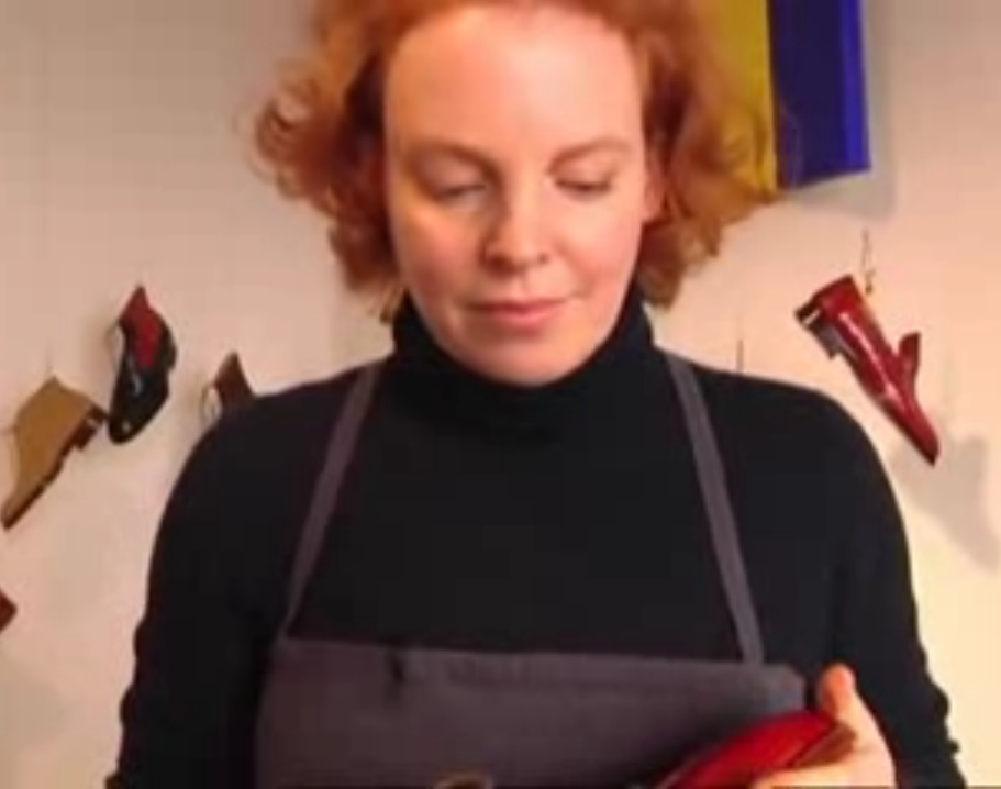 Eine deutsche Frau -Saskia Wittmer-lebt seit dreizehn Jahren in Florenz und betreibt eine Schuhwerkstatt.