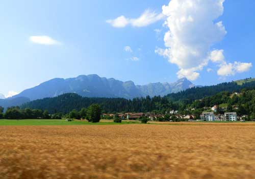 Schweiz-Urlaub muss nicht teuer sein: Geheimtipp Domleschg Summaprada-Dorf-(Tal)-mit-Piz-Beverin