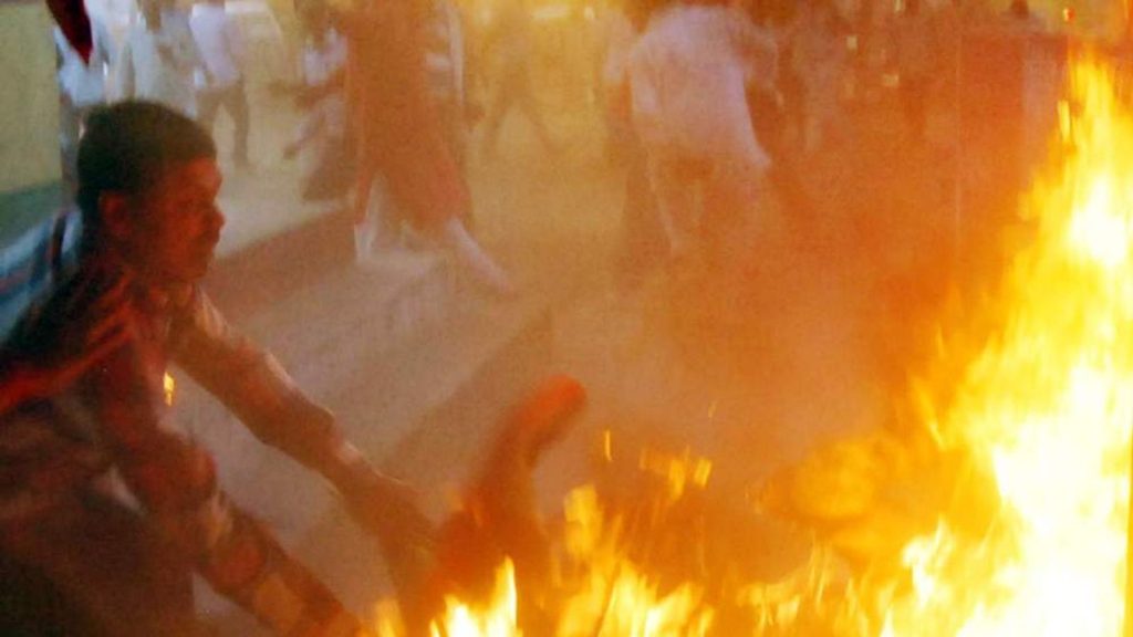 In Indien wurden ein Politiker und drei Menschen mit Benzin übergossen und lebendig verbrannt In Indien wurde ein Politiker mit Benzin lebendig verbrannt