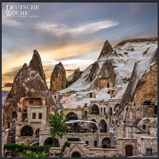 Orte wie Göreme, Uçhisar, Avanos, Ürgüp, Derinkuyu und Ihlara bilden ideale Ausgangspunkte für Erkundungen.