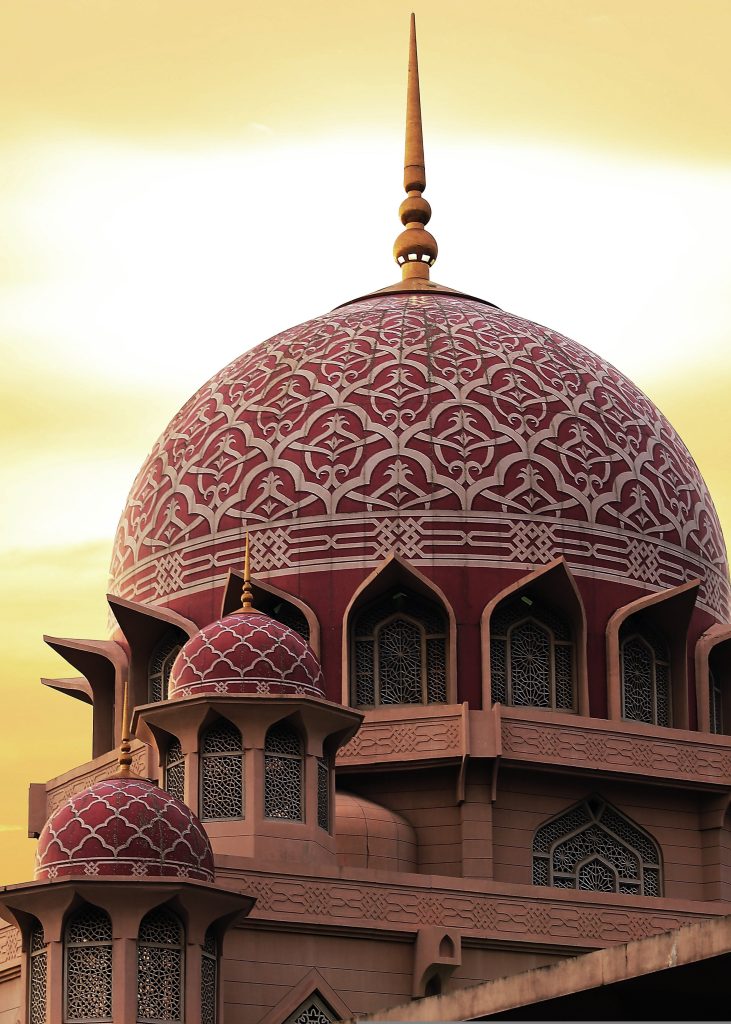 Die Putra-Moschee liegt im Stadtteil Putrajaya der malaysischen Hauptstadt Kuala Lumpur